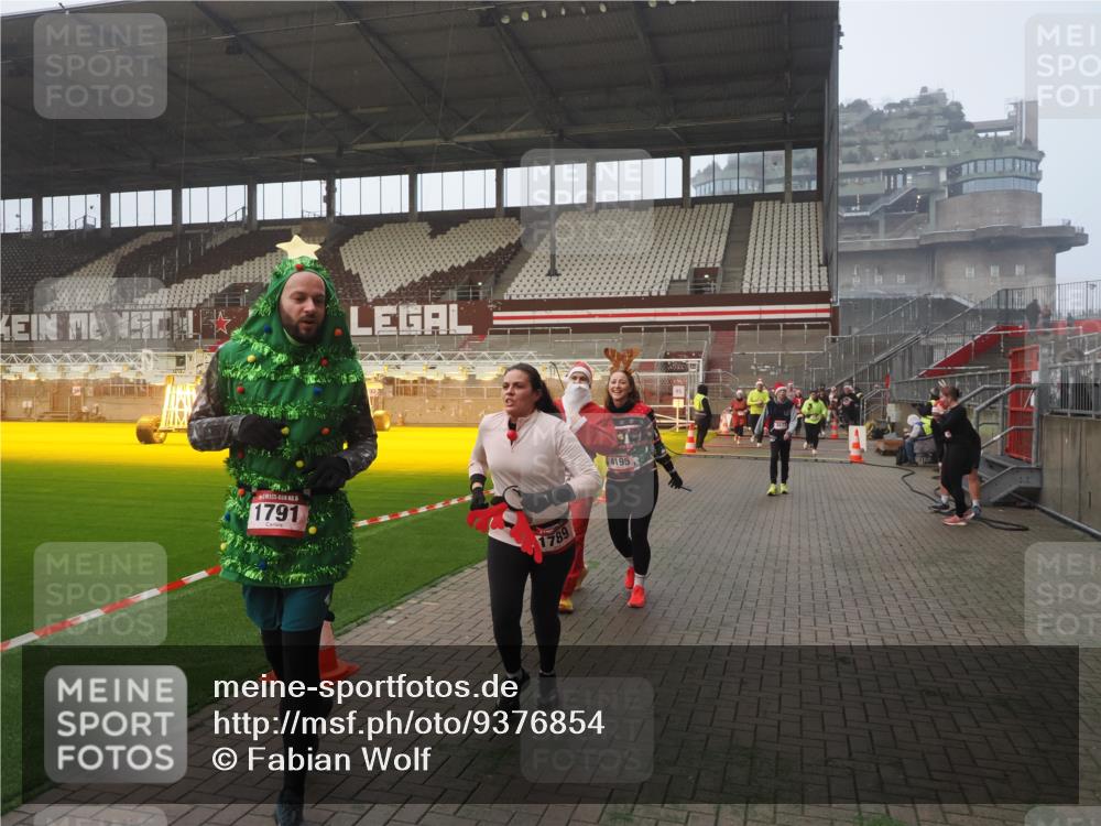 07.12.2025 - St. Pauli X-Mass-Run No. 15 Fabian Wolf http://msf.ph/oto/9376854 07.12.2025 10:05:53 Ziel 2, 3, 54, 123, 363, 424, 512, 676, 834, 945, 1222, 1789, 1791, 2756, 2757, 3877, 4194, 4195 meine-sportfotos.de