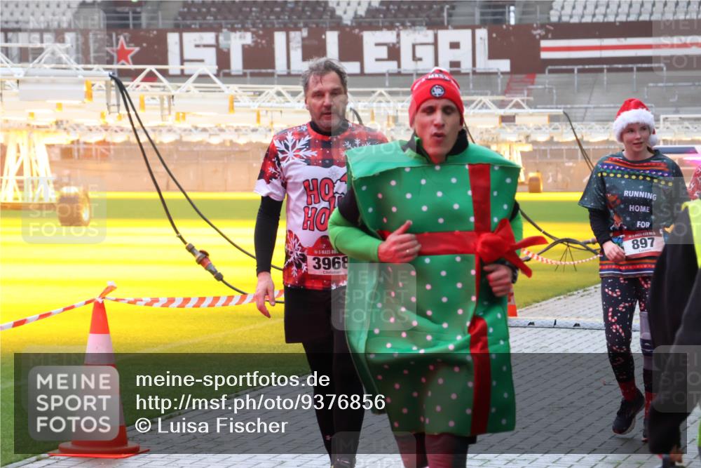 07.12.2025 - St. Pauli X-Mass-Run No. 15 Luisa Fischer http://msf.ph/oto/9376856 07.12.2025 10:24:34 Ziel 3968, 897, 711, 712, 897, 1104, 2603, 2634, 3968, 4040, 4043, 4122, 4139, 4140, 4144, 4203, 4377, 4378, 4479, 4689, 4692, 4694, 4765 meine-sportfotos.de