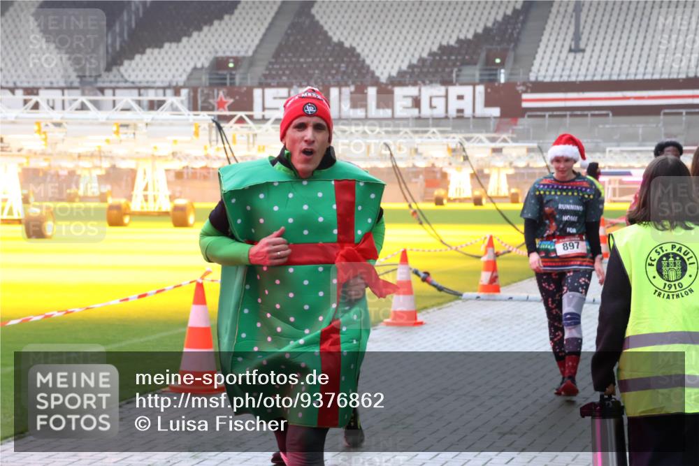 07.12.2025 - St. Pauli X-Mass-Run No. 15 Luisa Fischer http://msf.ph/oto/9376862 07.12.2025 10:24:35 Ziel 897, 1910, 711, 712, 897, 1104, 2071, 2603, 2634, 3968, 4040, 4043, 4122, 4139, 4140, 4144, 4203, 4377, 4378, 4479, 4689, 4692, 4694, 4765 meine-sportfotos.de