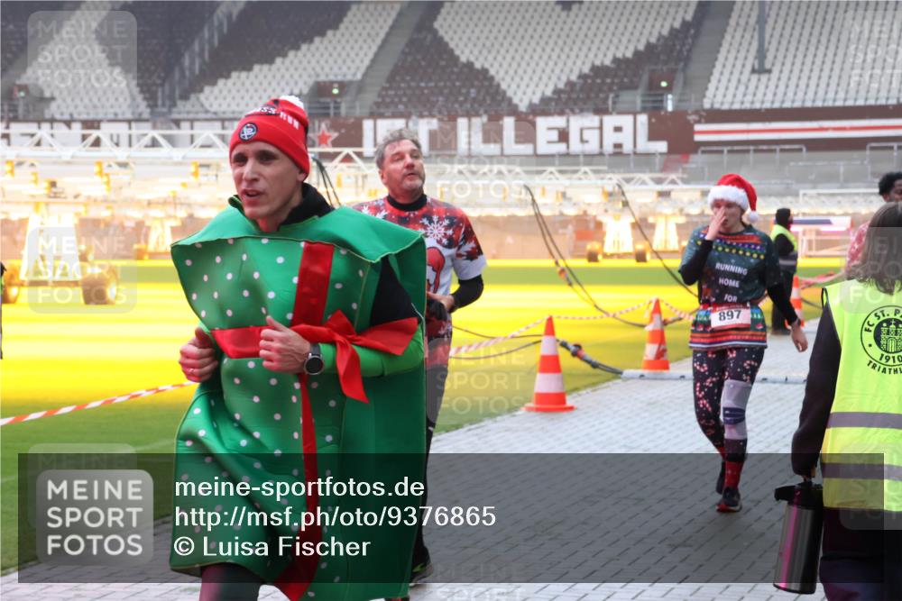 07.12.2025 - St. Pauli X-Mass-Run No. 15 Luisa Fischer http://msf.ph/oto/9376865 07.12.2025 10:24:35 Ziel 897, 1910, 711, 712, 897, 1104, 2071, 2603, 2634, 3968, 4040, 4043, 4122, 4139, 4140, 4144, 4203, 4377, 4378, 4479, 4689, 4692, 4694, 4765 meine-sportfotos.de