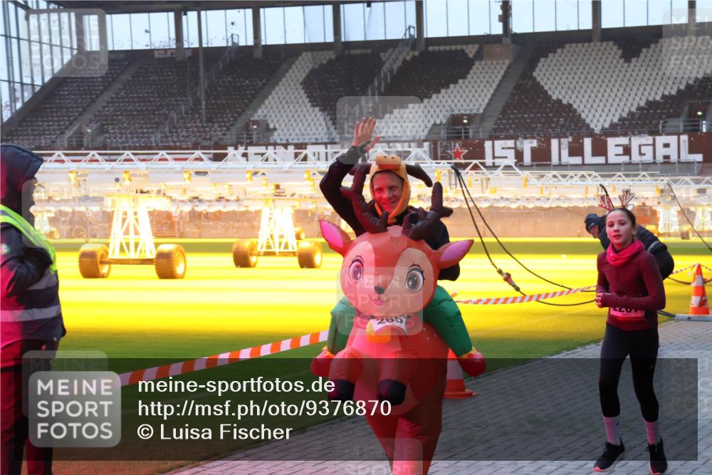 07.12.2025 - St. Pauli X-Mass-Run No. 15 Luisa Fischer http://msf.ph/oto/9376870 07.12.2025 09:59:44 Ziel 265, 1, 488, 939, 961, 1120, 1763, 2204, 2207, 2529, 2657, 3147, 3345, 3513, 4029, 4051, 4052, 4465 meine-sportfotos.de