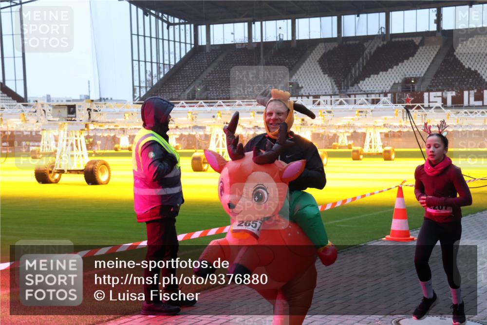 07.12.2025 - St. Pauli X-Mass-Run No. 15 Luisa Fischer http://msf.ph/oto/9376880 07.12.2025 09:59:45 Ziel 2657, 488, 939, 961, 1120, 1763, 2204, 2207, 2529, 2657, 3147, 3345, 3513, 4029, 4051, 4052, 4465 meine-sportfotos.de