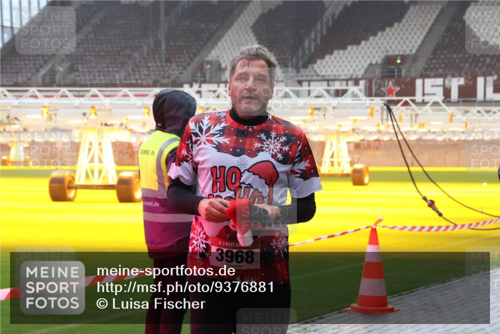07.12.2025 - St. Pauli X-Mass-Run No. 15 Luisa Fischer http://msf.ph/oto/9376881 07.12.2025 10:24:37 Ziel 3968, 711, 712, 897, 1104, 1986, 2071, 2603, 2634, 3968, 4040, 4043, 4122, 4139, 4140, 4144, 4203, 4377, 4378, 4479, 4689, 4692, 4694, 4765 meine-sportfotos.de