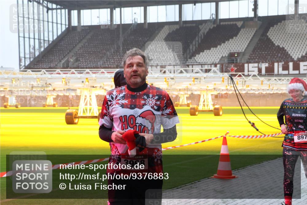 07.12.2025 - St. Pauli X-Mass-Run No. 15 Luisa Fischer http://msf.ph/oto/9376883 07.12.2025 10:24:38 Ziel 15, 3968, 897, 711, 712, 897, 1104, 1986, 2071, 2603, 2634, 3968, 4040, 4043, 4122, 4139, 4140, 4144, 4203, 4377, 4378, 4479, 4689, 4692, 4694, 4765 meine-sportfotos.de
