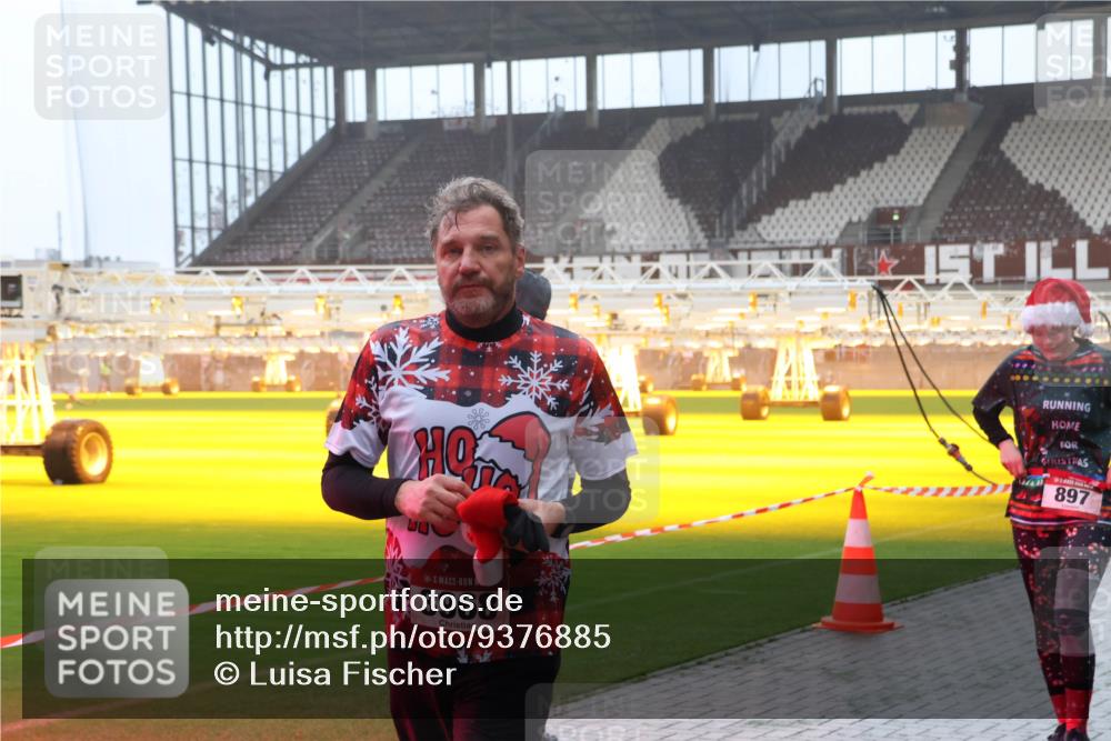 07.12.2025 - St. Pauli X-Mass-Run No. 15 Luisa Fischer http://msf.ph/oto/9376885 07.12.2025 10:24:38 Ziel 3968, 897, 711, 712, 897, 1104, 1986, 2071, 2603, 2634, 3968, 4040, 4043, 4122, 4139, 4140, 4144, 4203, 4377, 4378, 4479, 4689, 4692, 4694, 4765 meine-sportfotos.de