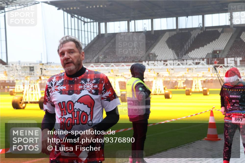 07.12.2025 - St. Pauli X-Mass-Run No. 15 Luisa Fischer http://msf.ph/oto/9376890 07.12.2025 10:24:39 Ziel 1061, 3, 897, 711, 712, 897, 1104, 1986, 2071, 2603, 2634, 3968, 4040, 4043, 4122, 4139, 4140, 4144, 4203, 4377, 4378, 4479, 4689, 4692, 4694, 4765 meine-sportfotos.de
