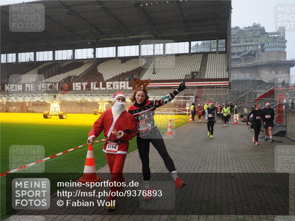 07.12.2025 - St. Pauli X-Mass-Run No. 15 Fabian Wolf http://msf.ph/oto/9376893 07.12.2025 10:05:54 Ziel 2, 3, 54, 123, 363, 424, 512, 676, 805, 834, 1789, 1791, 2756, 2757, 3857, 3877, 4194, 4195 meine-sportfotos.de