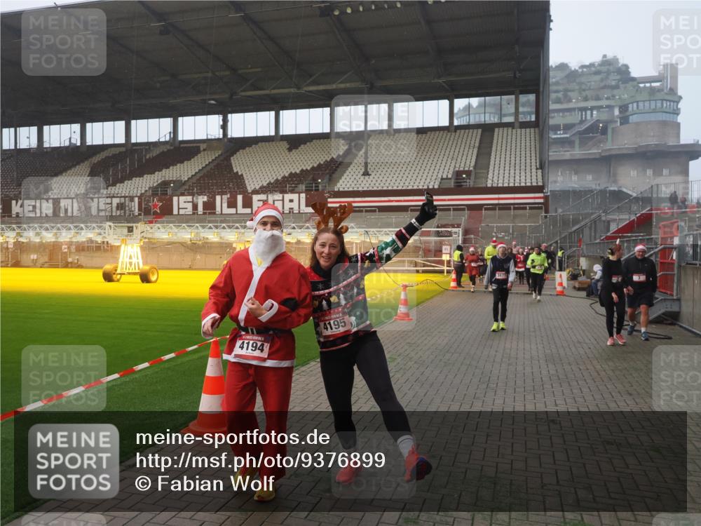 07.12.2025 - St. Pauli X-Mass-Run No. 15 Fabian Wolf http://msf.ph/oto/9376899 07.12.2025 10:05:55 Ziel 2, 3, 54, 363, 424, 512, 676, 805, 834, 1789, 1791, 2756, 2757, 3812, 3814, 3857, 3859, 3877, 4194, 4195, 4235, 4236, 4237 meine-sportfotos.de