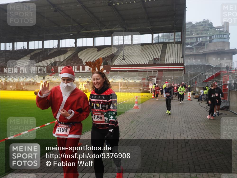 07.12.2025 - St. Pauli X-Mass-Run No. 15 Fabian Wolf http://msf.ph/oto/9376908 07.12.2025 10:05:55 Ziel 2, 3, 54, 363, 424, 512, 676, 805, 834, 1789, 1791, 2756, 2757, 3812, 3814, 3857, 3859, 3877, 4194, 4195, 4235, 4236, 4237 meine-sportfotos.de