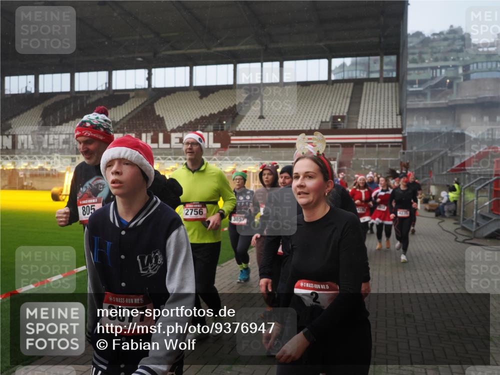 07.12.2025 - St. Pauli X-Mass-Run No. 15 Fabian Wolf http://msf.ph/oto/9376947 07.12.2025 10:06:02 Ziel 148, 180, 424, 468, 676, 805, 834, 1788, 1791, 2756, 2757, 2894, 2968, 3093, 3172, 3196, 3812, 3814, 3857, 3859, 3877, 4194, 4235, 4236, 4237, 4246, 4251 meine-sportfotos.de