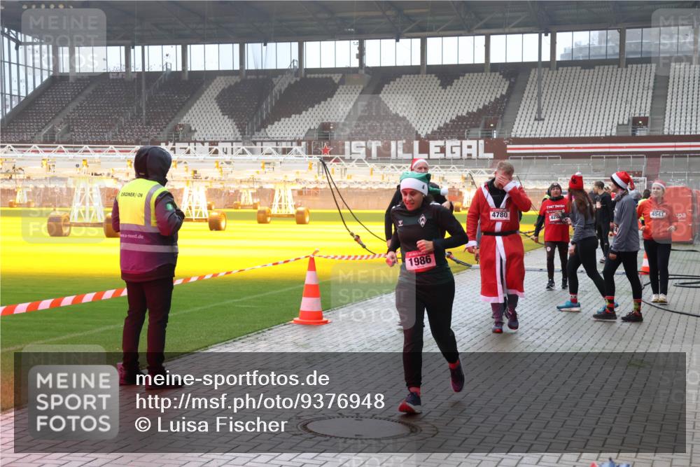07.12.2025 - St. Pauli X-Mass-Run No. 15 Luisa Fischer http://msf.ph/oto/9376948 07.12.2025 10:25:04 Ziel 1986, 4780, 426, 4541, 712, 897, 915, 974, 1986, 2071, 3152, 4040, 4078, 4079, 4091, 4092, 4122, 4135, 4136, 4140, 4155, 4177, 4474, 4496, 4497, 4530, 4541, 4542, 4689, 4692, 4694, 4766, 4780, 4846 meine-sportfotos.de