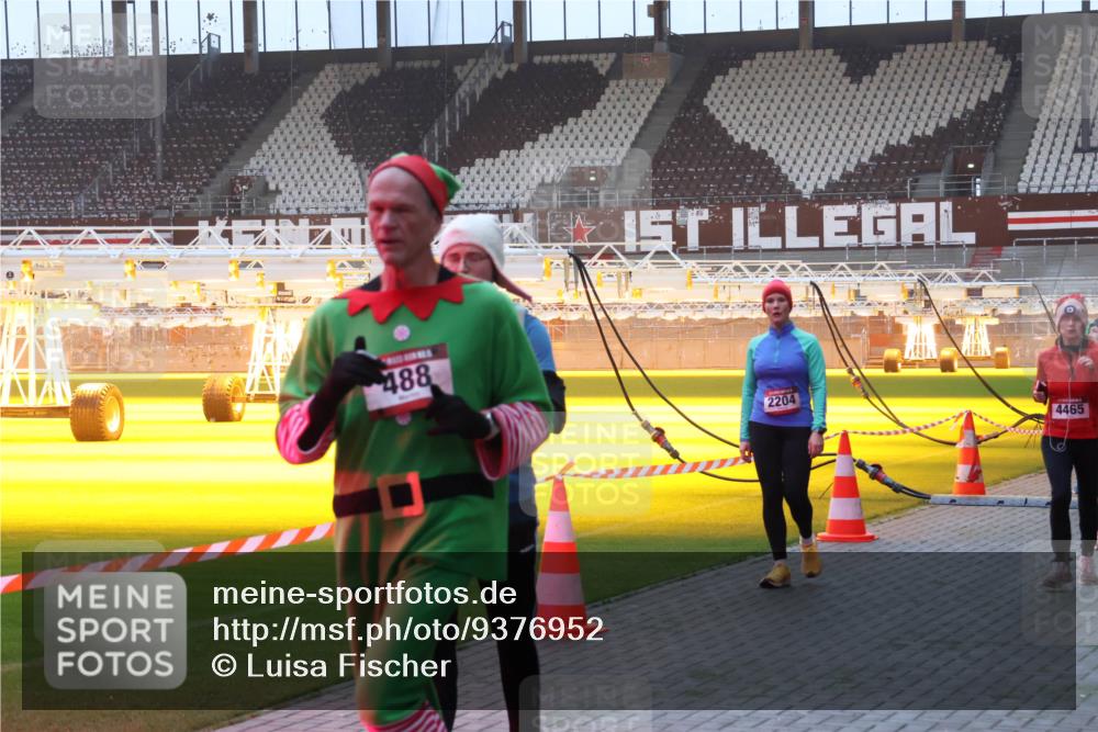 07.12.2025 - St. Pauli X-Mass-Run No. 15 Luisa Fischer http://msf.ph/oto/9376952 07.12.2025 09:59:55 Ziel 488, 2204, 4465, 488, 910, 911, 939, 961, 1120, 1763, 2186, 2204, 2207, 2529, 2657, 2729, 3147, 3345, 3513, 4029, 4051, 4052, 4465 meine-sportfotos.de