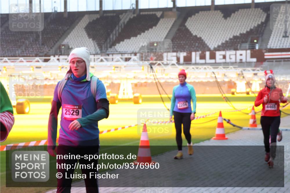 07.12.2025 - St. Pauli X-Mass-Run No. 15 Luisa Fischer http://msf.ph/oto/9376960 07.12.2025 09:59:56 Ziel 2529, 2204, 4465, 488, 910, 911, 934, 939, 961, 1120, 1763, 2186, 2204, 2207, 2529, 2657, 2729, 3147, 3345, 3513, 4029, 4051, 4052, 4465 meine-sportfotos.de