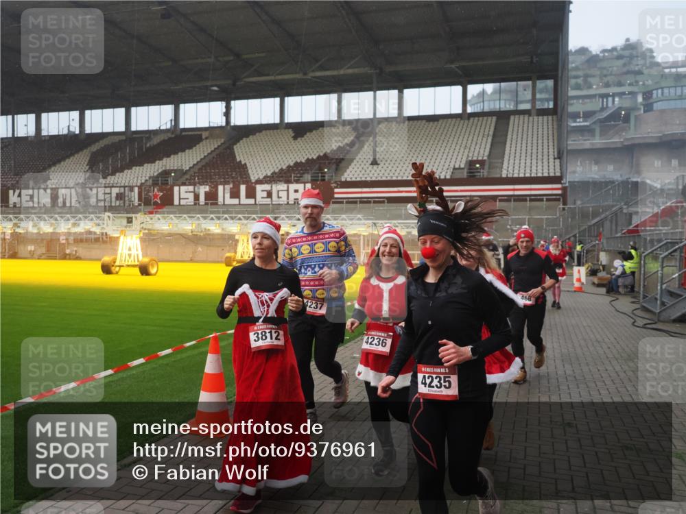 07.12.2025 - St. Pauli X-Mass-Run No. 15 Fabian Wolf http://msf.ph/oto/9376961 07.12.2025 10:06:04 Ziel 148, 180, 424, 468, 676, 805, 834, 967, 969, 1788, 2756, 2757, 2894, 2968, 3093, 3172, 3196, 3812, 3814, 3857, 3859, 3877, 4235, 4236, 4237, 4246, 4251 meine-sportfotos.de