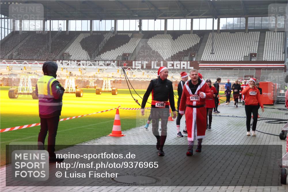 07.12.2025 - St. Pauli X-Mass-Run No. 15 Luisa Fischer http://msf.ph/oto/9376965 07.12.2025 10:25:06 Ziel 4780, 4766, 4135, 4541, 712, 915, 974, 1986, 2071, 3152, 4040, 4078, 4079, 4091, 4092, 4122, 4135, 4136, 4140, 4155, 4177, 4474, 4496, 4497, 4513, 4514, 4530, 4541, 4542, 4689, 4692, 4694, 4766, 4780, 4846 meine-sportfotos.de