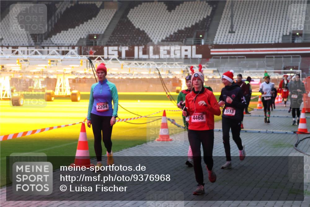 07.12.2025 - St. Pauli X-Mass-Run No. 15 Luisa Fischer http://msf.ph/oto/9376968 07.12.2025 09:59:57 Ziel 2204, 4465, 3513, 488, 910, 911, 934, 939, 961, 1112, 1120, 1763, 2186, 2204, 2207, 2529, 2657, 2729, 2964, 3147, 3345, 3513, 4029, 4051, 4052, 4465 meine-sportfotos.de
