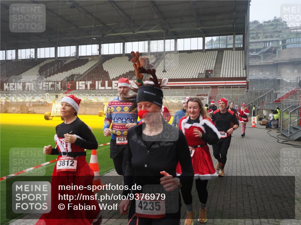 07.12.2025 - St. Pauli X-Mass-Run No. 15 Fabian Wolf http://msf.ph/oto/9376979 07.12.2025 10:06:05 Ziel 127, 148, 180, 424, 468, 676, 805, 834, 967, 969, 1788, 2756, 2757, 2894, 2968, 3093, 3172, 3196, 3812, 3814, 3857, 3859, 3877, 4235, 4236, 4237, 4246, 4251 meine-sportfotos.de