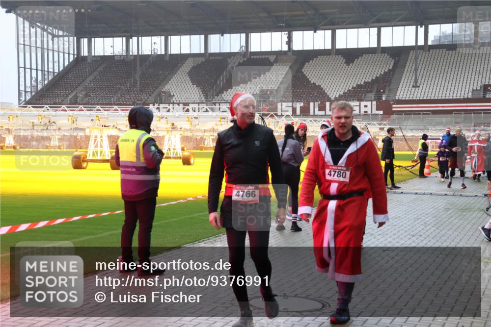 07.12.2025 - St. Pauli X-Mass-Run No. 15 Luisa Fischer http://msf.ph/oto/9376991 07.12.2025 10:25:09 Ziel 4766, 4780, 712, 915, 974, 1986, 2071, 3152, 4078, 4079, 4091, 4092, 4122, 4135, 4136, 4140, 4155, 4177, 4431, 4474, 4496, 4497, 4513, 4514, 4530, 4541, 4542, 4689, 4692, 4694, 4766, 4780, 4846 meine-sportfotos.de