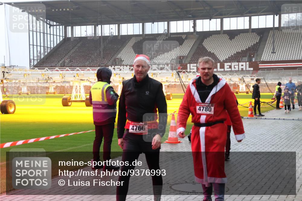 07.12.2025 - St. Pauli X-Mass-Run No. 15 Luisa Fischer http://msf.ph/oto/9376993 07.12.2025 10:25:09 Ziel 4766, 4780, 712, 915, 974, 1986, 2071, 3152, 4078, 4079, 4091, 4092, 4122, 4135, 4136, 4140, 4155, 4177, 4431, 4474, 4496, 4497, 4513, 4514, 4530, 4541, 4542, 4689, 4692, 4694, 4766, 4780, 4846 meine-sportfotos.de