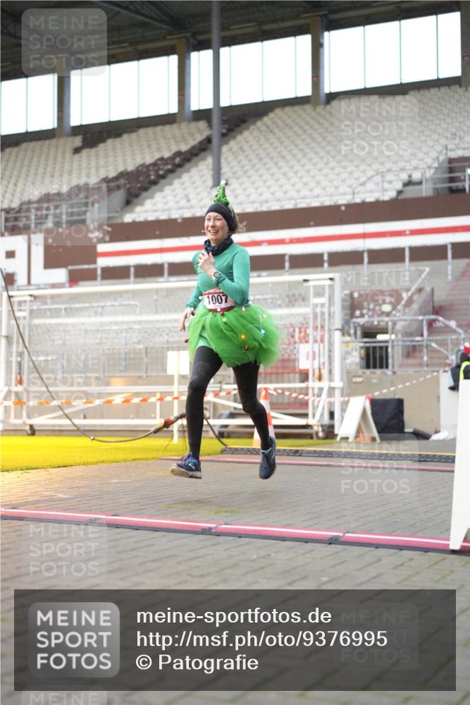 07.12.2025 - St. Pauli X-Mass-Run No. 15 Patografie http://msf.ph/oto/9376995 07.12.2025 10:06:41 Ziel 150, 217, 867, 1007, 1103, 2129, 3189, 3330, 3333, 3970, 3971, 4735, 4738 meine-sportfotos.de