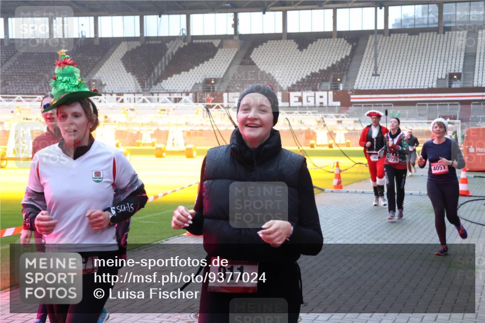 07.12.2025 - St. Pauli X-Mass-Run No. 15 Luisa Fischer http://msf.ph/oto/9377024 07.12.2025 10:00:06 Ziel 910, 911, 2964, 2729, 4051, 488, 910, 911, 934, 939, 961, 1112, 1120, 1763, 2186, 2204, 2207, 2657, 2729, 2964, 3513, 4029, 4051, 4052, 4465 meine-sportfotos.de