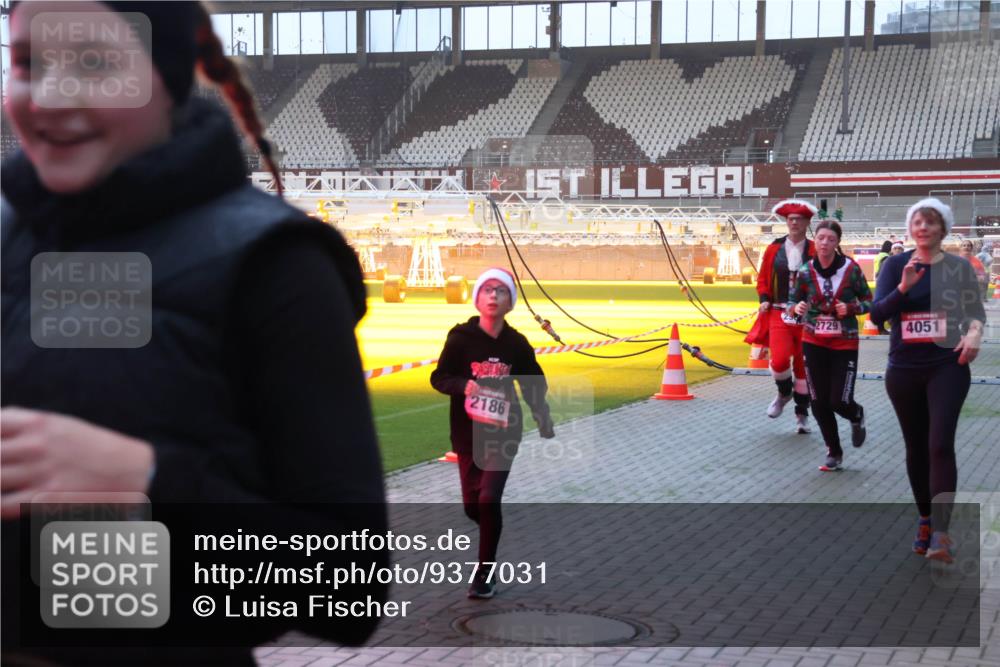 07.12.2025 - St. Pauli X-Mass-Run No. 15 Luisa Fischer http://msf.ph/oto/9377031 07.12.2025 10:00:07 Ziel 2186, 2729, 4051, 488, 910, 911, 934, 939, 961, 1112, 1120, 1763, 2186, 2204, 2207, 2657, 2729, 2964, 3513, 4029, 4051, 4052, 4465 meine-sportfotos.de
