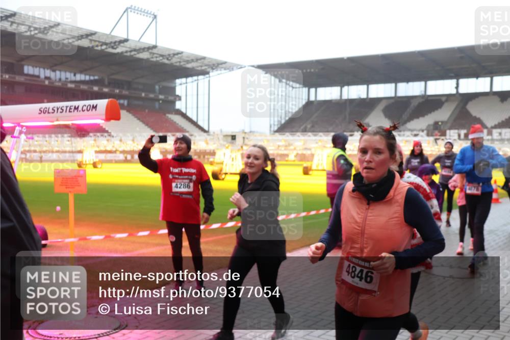 07.12.2025 - St. Pauli X-Mass-Run No. 15 Luisa Fischer http://msf.ph/oto/9377054 07.12.2025 10:25:24 Ziel 4286, 4846, 915, 974, 1012, 1977, 1986, 1987, 1995, 3152, 3962, 4078, 4079, 4091, 4092, 4135, 4136, 4155, 4177, 4335, 4431, 4474, 4496, 4497, 4513, 4514, 4530, 4541, 4542, 4766, 4780, 4846 meine-sportfotos.de
