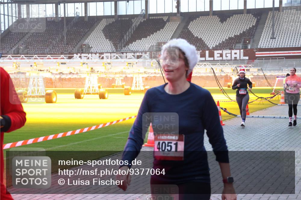 07.12.2025 - St. Pauli X-Mass-Run No. 15 Luisa Fischer http://msf.ph/oto/9377064 07.12.2025 10:00:11 Ziel 4051, 1112, 488, 802, 910, 911, 934, 961, 1112, 1360, 1404, 1763, 2186, 2204, 2207, 2657, 2729, 2964, 3513, 4029, 4051, 4052, 4465 meine-sportfotos.de