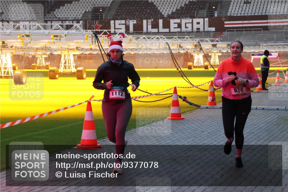 07.12.2025 - St. Pauli X-Mass-Run No. 15 Luisa Fischer http://msf.ph/oto/9377078 07.12.2025 10:00:13 Ziel 1112, 934, 488, 802, 910, 911, 934, 961, 1112, 1333, 1354, 1360, 1404, 1763, 2140, 2141, 2186, 2204, 2207, 2657, 2729, 2964, 3513, 4029, 4051, 4052, 4465 meine-sportfotos.de