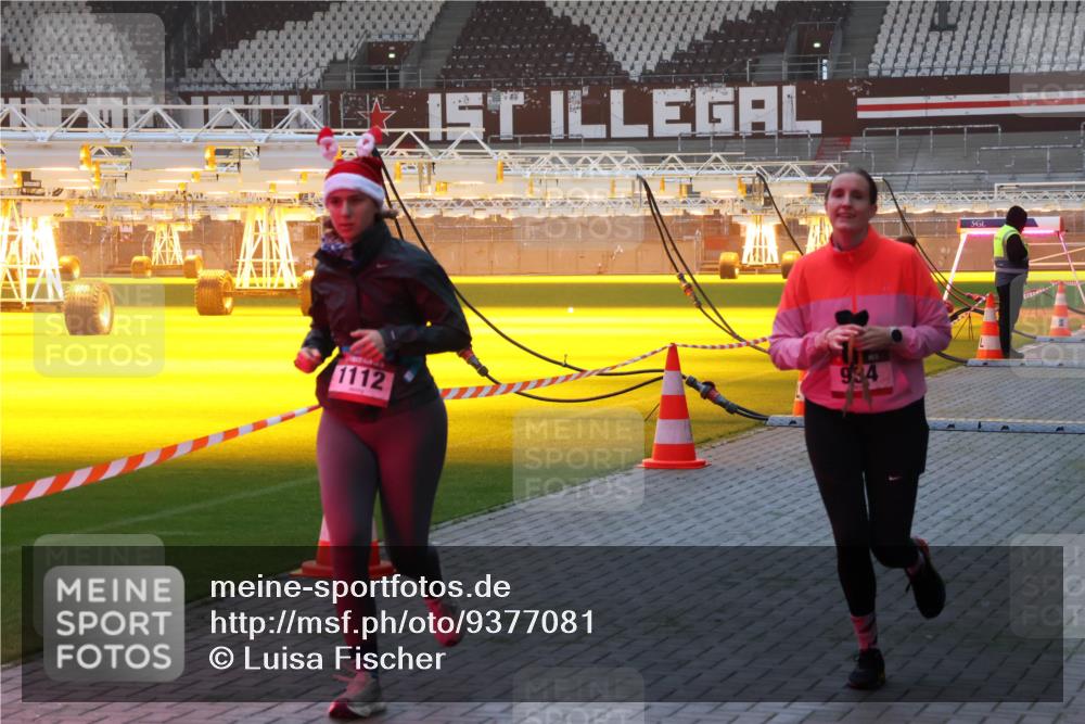 07.12.2025 - St. Pauli X-Mass-Run No. 15 Luisa Fischer http://msf.ph/oto/9377081 07.12.2025 10:00:14 Ziel 1112, 934, 488, 802, 910, 911, 934, 961, 1112, 1333, 1354, 1360, 1404, 1763, 2140, 2141, 2186, 2204, 2207, 2657, 2729, 2964, 3513, 4029, 4051, 4052, 4465 meine-sportfotos.de