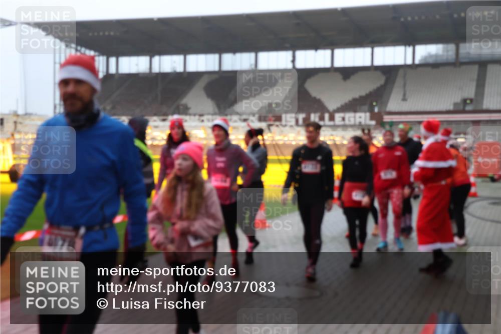 07.12.2025 - St. Pauli X-Mass-Run No. 15 Luisa Fischer http://msf.ph/oto/9377083 07.12.2025 10:25:27 Ziel 18178, 915, 974, 1012, 1977, 1987, 1995, 3152, 3962, 4078, 4079, 4091, 4092, 4118, 4119, 4121, 4135, 4136, 4155, 4177, 4201, 4204, 4284, 4335, 4431, 4474, 4496, 4497, 4513, 4514, 4530, 4541, 4542, 4766, 4780, 4846 meine-sportfotos.de