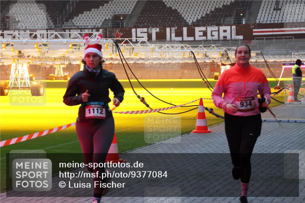 07.12.2025 - St. Pauli X-Mass-Run No. 15 Luisa Fischer http://msf.ph/oto/9377084 07.12.2025 10:00:14 Ziel 934, 1112, 488, 802, 910, 911, 934, 961, 1112, 1333, 1354, 1360, 1404, 1763, 2140, 2141, 2186, 2204, 2207, 2657, 2729, 2964, 3513, 4029, 4051, 4052, 4465 meine-sportfotos.de