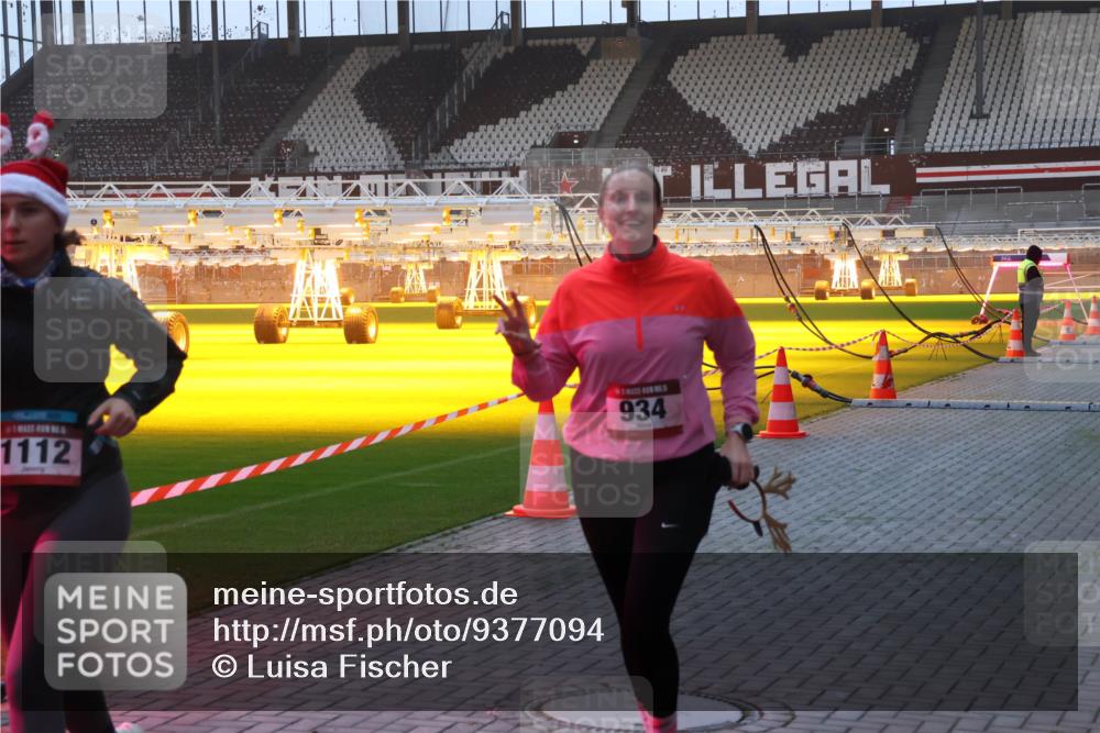 07.12.2025 - St. Pauli X-Mass-Run No. 15 Luisa Fischer http://msf.ph/oto/9377094 07.12.2025 10:00:15 Ziel 1112, 934, 488, 802, 910, 911, 934, 961, 1112, 1333, 1354, 1360, 1404, 1763, 2140, 2141, 2186, 2204, 2207, 2729, 2964, 3513, 4029, 4051, 4052, 4465 meine-sportfotos.de