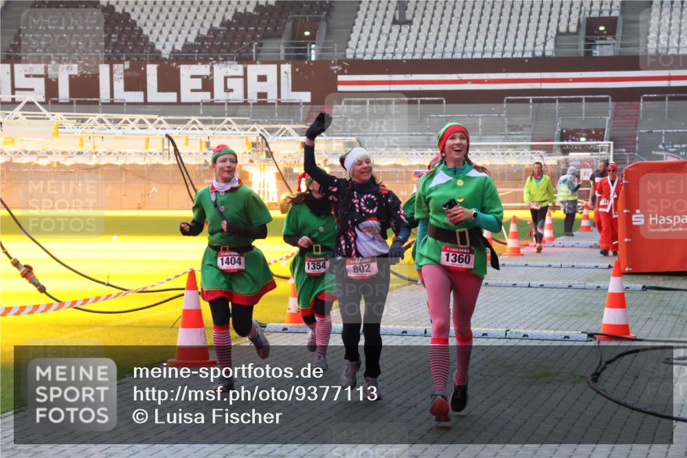 07.12.2025 - St. Pauli X-Mass-Run No. 15 Luisa Fischer http://msf.ph/oto/9377113 07.12.2025 10:00:28 Ziel 1404, 1354, 802, 1360, 2140, 488, 802, 910, 911, 934, 1112, 1333, 1354, 1360, 1404, 1763, 2140, 2141, 2186, 2729, 2964, 3336, 3513, 4051, 4052, 4129, 4465 meine-sportfotos.de