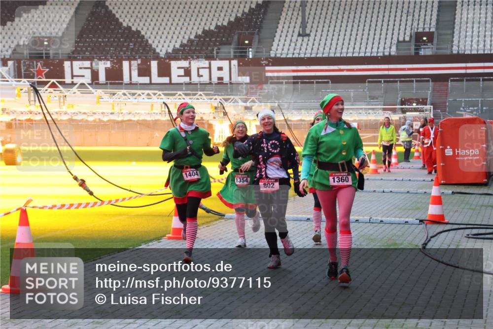 07.12.2025 - St. Pauli X-Mass-Run No. 15 Luisa Fischer http://msf.ph/oto/9377115 07.12.2025 10:00:28 Ziel 1404, 1354, 802, 1360, 488, 802, 910, 911, 934, 1112, 1333, 1354, 1360, 1404, 1763, 2140, 2141, 2186, 2729, 2964, 3336, 3513, 4051, 4052, 4129, 4465 meine-sportfotos.de
