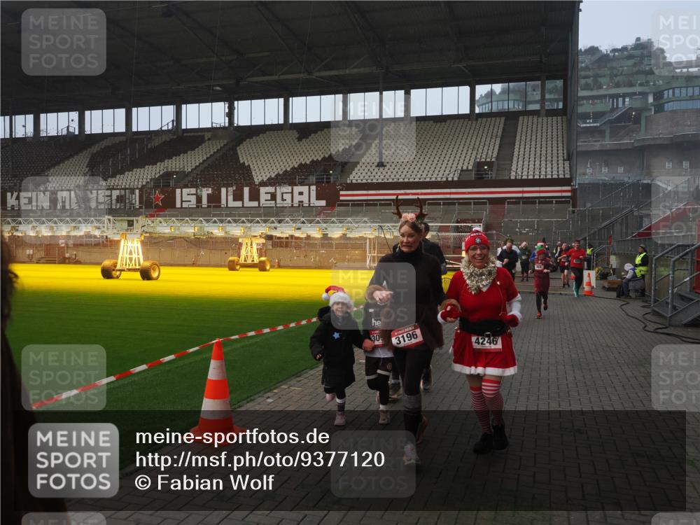 07.12.2025 - St. Pauli X-Mass-Run No. 15 Fabian Wolf http://msf.ph/oto/9377120 07.12.2025 10:06:08 Ziel 127, 148, 180, 424, 468, 676, 805, 834, 893, 967, 969, 1119, 1788, 1937, 2756, 2757, 2894, 2968, 3093, 3172, 3196, 3812, 3814, 3857, 3859, 4235, 4236, 4237, 4246, 4251, 4665, 4670, 4676 meine-sportfotos.de
