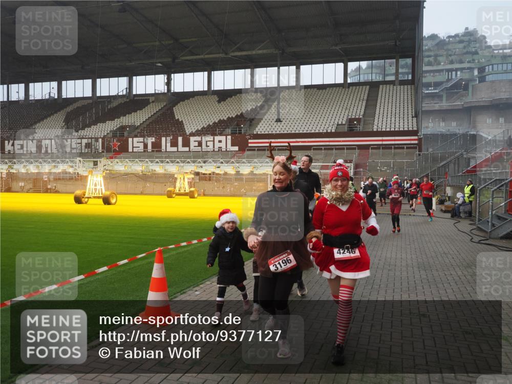 07.12.2025 - St. Pauli X-Mass-Run No. 15 Fabian Wolf http://msf.ph/oto/9377127 07.12.2025 10:06:09 Ziel 127, 148, 180, 424, 468, 676, 805, 834, 893, 967, 969, 1119, 1788, 1937, 2756, 2757, 2894, 2968, 3093, 3172, 3196, 3812, 3814, 3857, 3859, 4235, 4236, 4237, 4246, 4251, 4657, 4665, 4670, 4676, 4736, 4739 meine-sportfotos.de