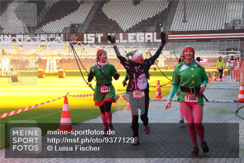 07.12.2025 - St. Pauli X-Mass-Run No. 15 Luisa Fischer http://msf.ph/oto/9377129 07.12.2025 10:00:30 Ziel 1404, 802, 1360, 488, 802, 910, 911, 934, 1112, 1333, 1354, 1360, 1404, 1763, 2140, 2141, 2186, 2729, 2964, 3336, 3513, 4051, 4052, 4129, 4465 meine-sportfotos.de