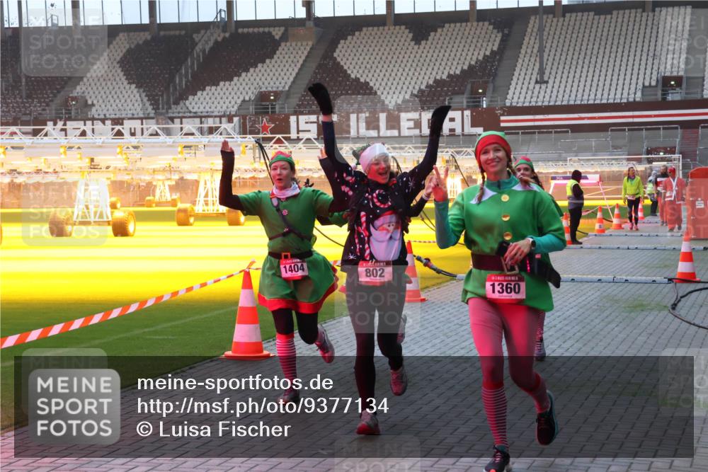 07.12.2025 - St. Pauli X-Mass-Run No. 15 Luisa Fischer http://msf.ph/oto/9377134 07.12.2025 10:00:30 Ziel 1404, 802, 1360, 488, 802, 910, 911, 934, 1112, 1333, 1354, 1360, 1404, 1763, 2140, 2141, 2186, 2729, 2964, 3336, 3513, 4051, 4052, 4129, 4465 meine-sportfotos.de