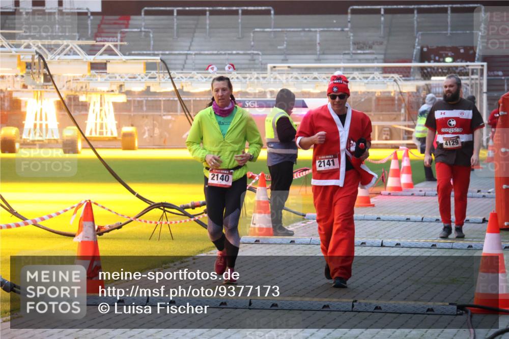 07.12.2025 - St. Pauli X-Mass-Run No. 15 Luisa Fischer http://msf.ph/oto/9377173 07.12.2025 10:00:40 Ziel 2140, 63, 2141, 4129, 802, 934, 1112, 1333, 1354, 1360, 1404, 1418, 1976, 2140, 2141, 2186, 2729, 2964, 3336, 4129 meine-sportfotos.de