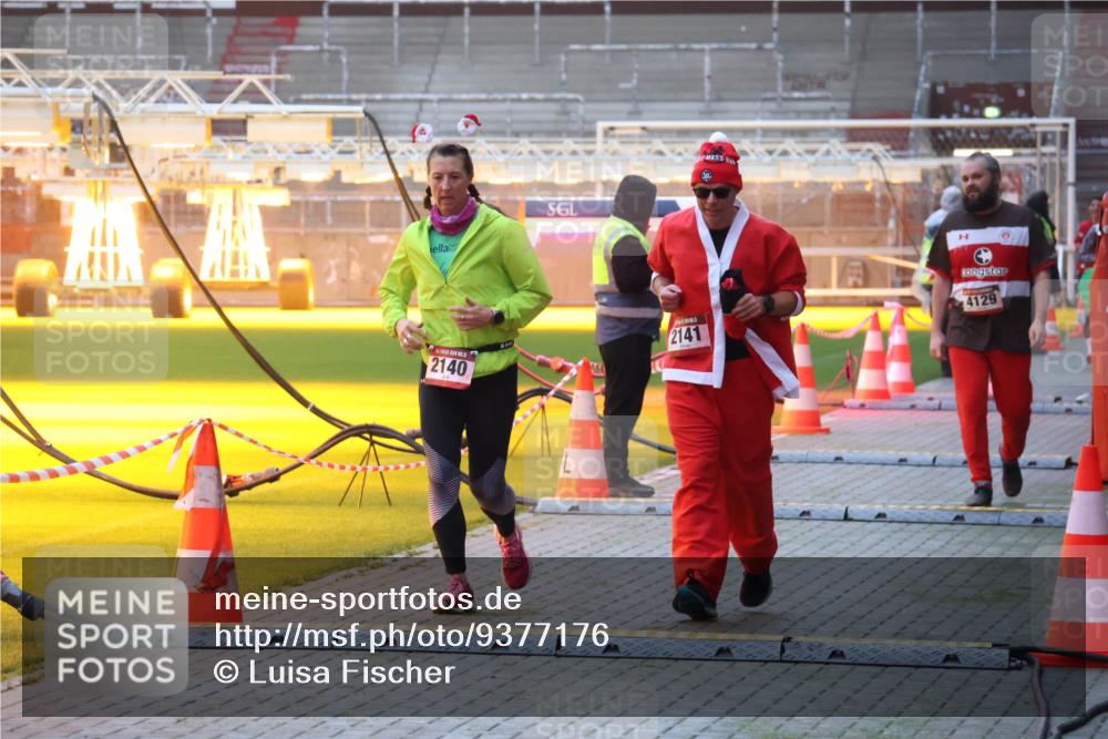 07.12.2025 - St. Pauli X-Mass-Run No. 15 Luisa Fischer http://msf.ph/oto/9377176 07.12.2025 10:00:40 Ziel 2140, 2141, 4129, 802, 934, 1112, 1333, 1354, 1360, 1404, 1418, 1976, 2140, 2141, 2186, 2729, 2964, 3336, 4129 meine-sportfotos.de