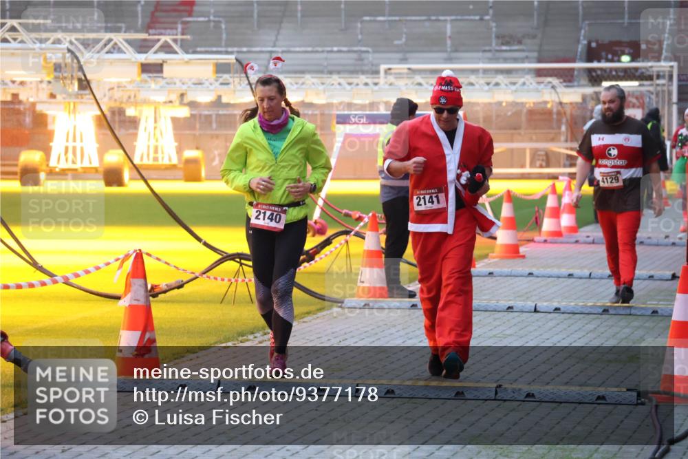 07.12.2025 - St. Pauli X-Mass-Run No. 15 Luisa Fischer http://msf.ph/oto/9377178 07.12.2025 10:00:41 Ziel 2140, 2141, 4129, 802, 934, 1112, 1333, 1354, 1360, 1404, 1418, 1976, 2140, 2141, 2729, 2964, 3336, 4129 meine-sportfotos.de
