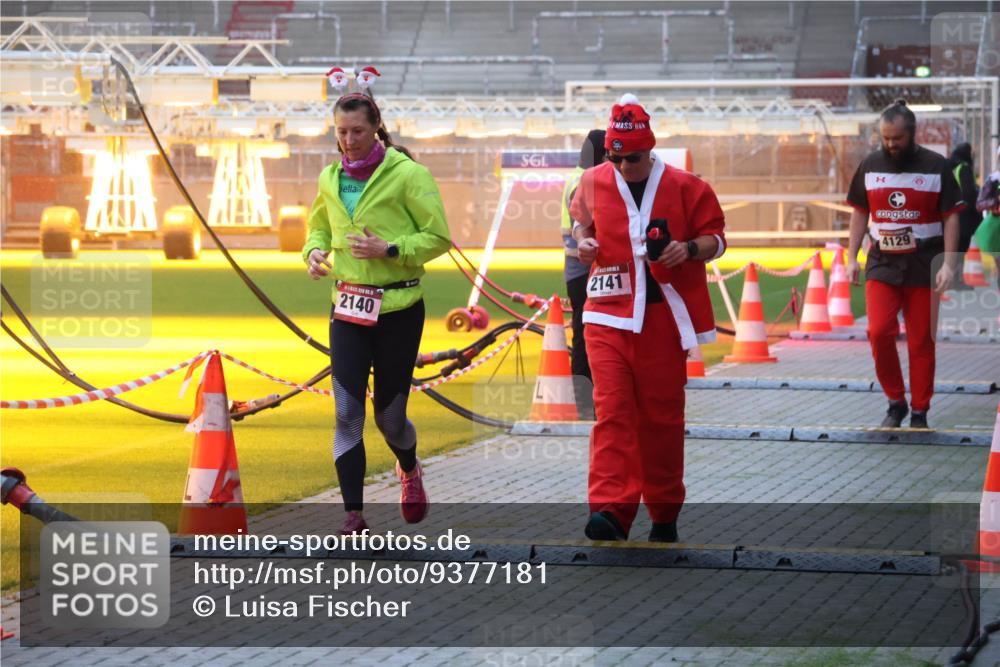 07.12.2025 - St. Pauli X-Mass-Run No. 15 Luisa Fischer http://msf.ph/oto/9377181 07.12.2025 10:00:41 Ziel 2140, 2141, 4129, 802, 934, 1112, 1333, 1354, 1360, 1404, 1418, 1976, 2140, 2141, 2729, 2964, 3336, 4129 meine-sportfotos.de