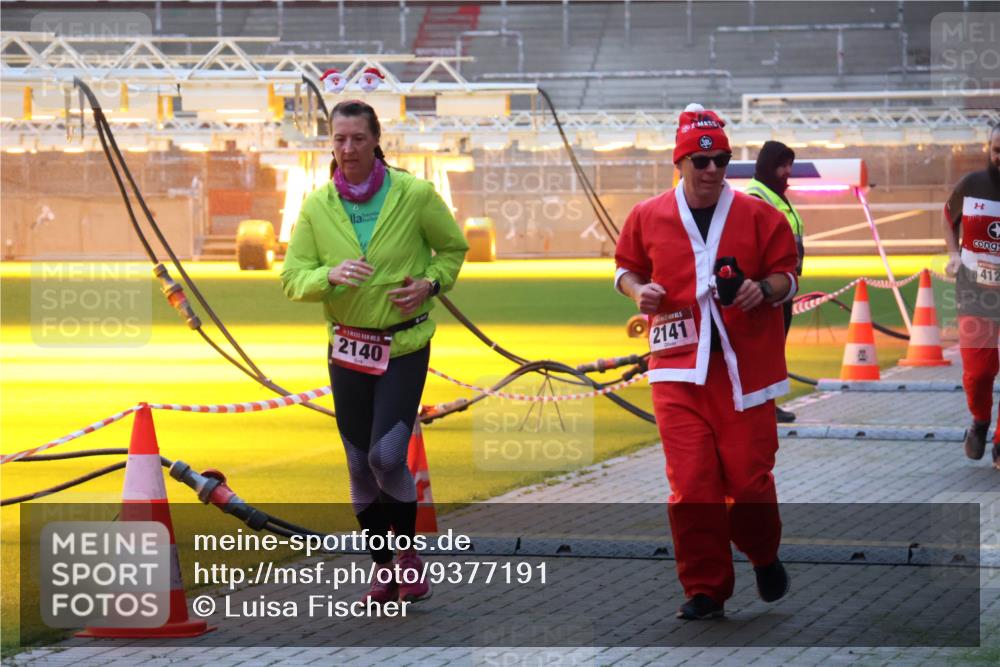 07.12.2025 - St. Pauli X-Mass-Run No. 15 Luisa Fischer http://msf.ph/oto/9377191 07.12.2025 10:00:43 Ziel 2140, 2141, 412, 802, 855, 934, 1112, 1333, 1354, 1360, 1404, 1418, 1976, 2140, 2141, 2964, 3336, 4129 meine-sportfotos.de