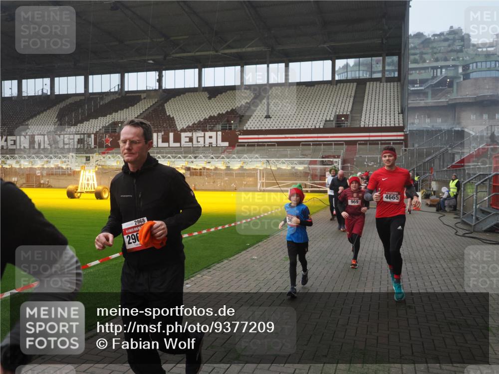 07.12.2025 - St. Pauli X-Mass-Run No. 15 Fabian Wolf http://msf.ph/oto/9377209 07.12.2025 10:06:11 Ziel 127, 148, 180, 424, 468, 676, 805, 834, 893, 967, 969, 1119, 1788, 1937, 2756, 2757, 2894, 2968, 3093, 3172, 3196, 3812, 3814, 3857, 3859, 4235, 4236, 4237, 4246, 4251, 4657, 4665, 4670, 4672, 4676, 4677, 4736, 4739 meine-sportfotos.de