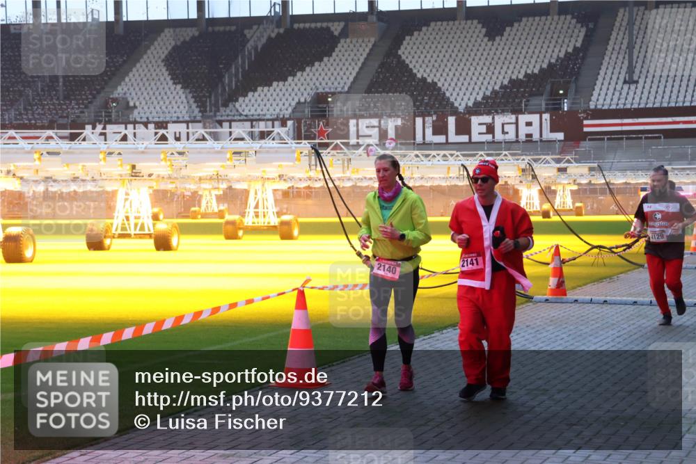 07.12.2025 - St. Pauli X-Mass-Run No. 15 Luisa Fischer http://msf.ph/oto/9377212 07.12.2025 10:00:46 Ziel 2140, 2141, 4129, 802, 855, 1333, 1354, 1360, 1404, 1418, 1976, 2140, 2141, 2348, 3336, 4129 meine-sportfotos.de