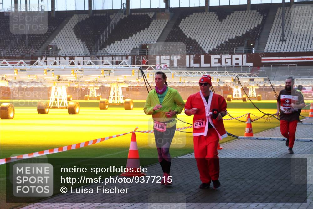 07.12.2025 - St. Pauli X-Mass-Run No. 15 Luisa Fischer http://msf.ph/oto/9377215 07.12.2025 10:00:46 Ziel 2140, 2141, 4129, 802, 855, 1333, 1354, 1360, 1404, 1418, 1976, 2140, 2141, 2348, 3336, 4129 meine-sportfotos.de
