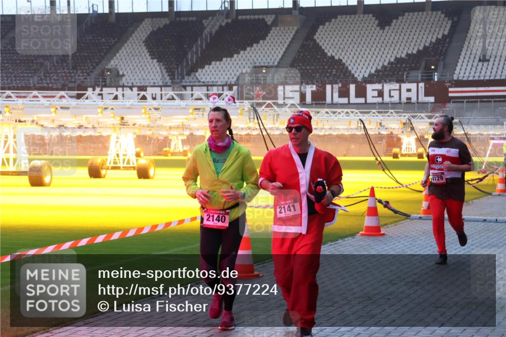 07.12.2025 - St. Pauli X-Mass-Run No. 15 Luisa Fischer http://msf.ph/oto/9377224 07.12.2025 10:00:47 Ziel 2140, 2141, 14129, 802, 855, 1333, 1354, 1360, 1404, 1418, 1976, 2140, 2141, 2348, 3336, 4129 meine-sportfotos.de