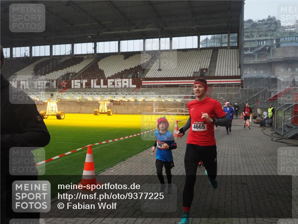 07.12.2025 - St. Pauli X-Mass-Run No. 15 Fabian Wolf http://msf.ph/oto/9377225 07.12.2025 10:06:11 Ziel 127, 148, 180, 424, 468, 676, 805, 834, 893, 967, 969, 1119, 1788, 1937, 2756, 2757, 2894, 2968, 3093, 3172, 3196, 3812, 3814, 3857, 3859, 4235, 4236, 4237, 4246, 4251, 4657, 4665, 4670, 4672, 4676, 4677, 4736, 4739 meine-sportfotos.de
