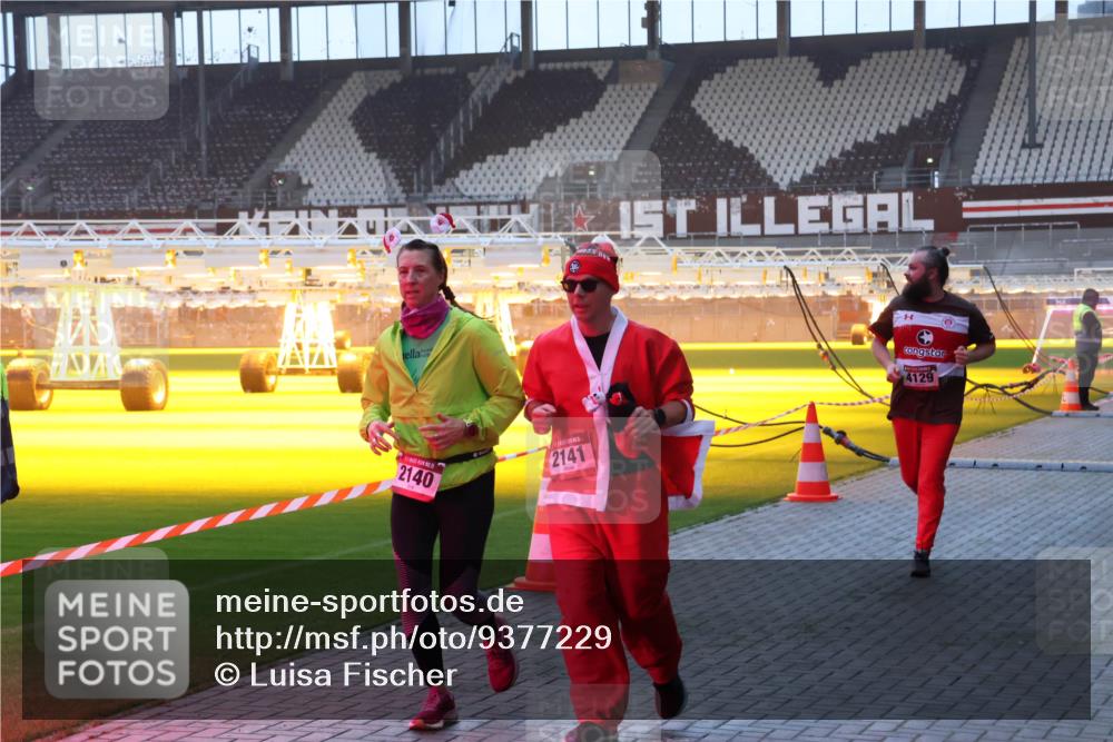 07.12.2025 - St. Pauli X-Mass-Run No. 15 Luisa Fischer http://msf.ph/oto/9377229 07.12.2025 10:00:48 Ziel 2140, 2141, 4129, 802, 855, 1333, 1354, 1360, 1404, 1418, 1976, 2140, 2141, 2348, 3336, 4129 meine-sportfotos.de